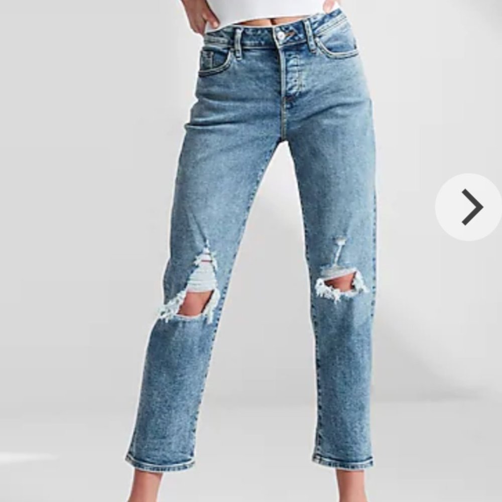 NWOT Express Mid Rise Medium Wash Ripped Boyfriend Jeans Size 4